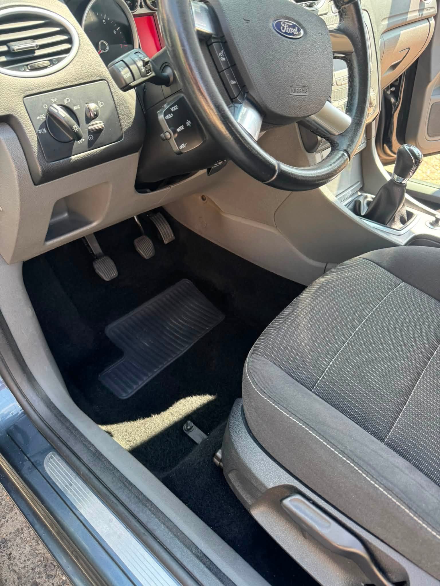 Gereinigd bestuurdersgedeelte van een auto